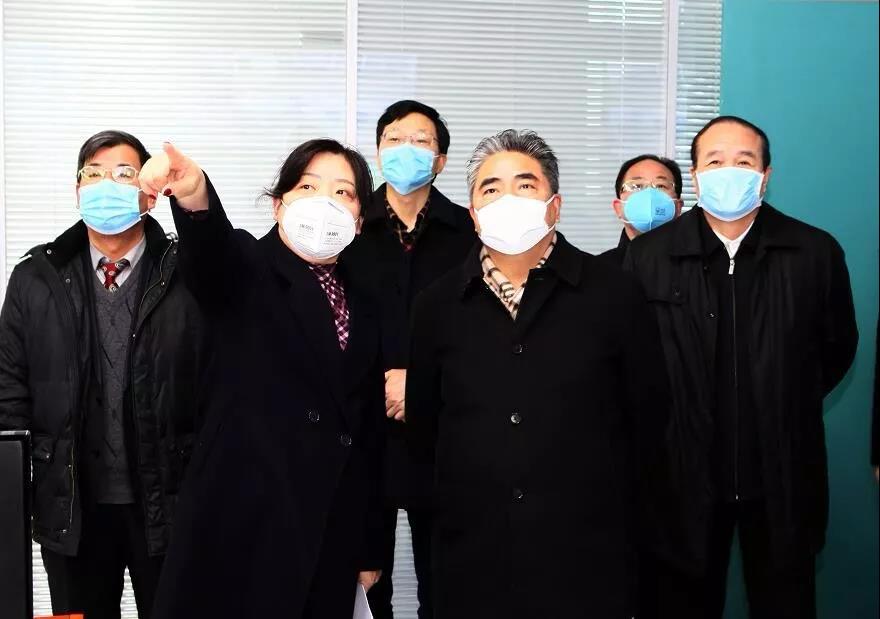 連云港市委書記項雪龍一行調研恒瑞醫藥抗擊疫情藥品生產情況.jpg